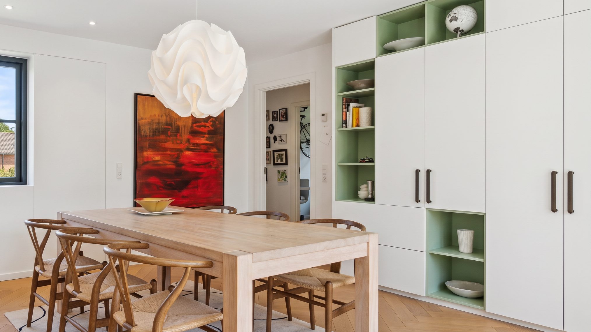 Garderobe i oliven med opbevaring og spiseplads