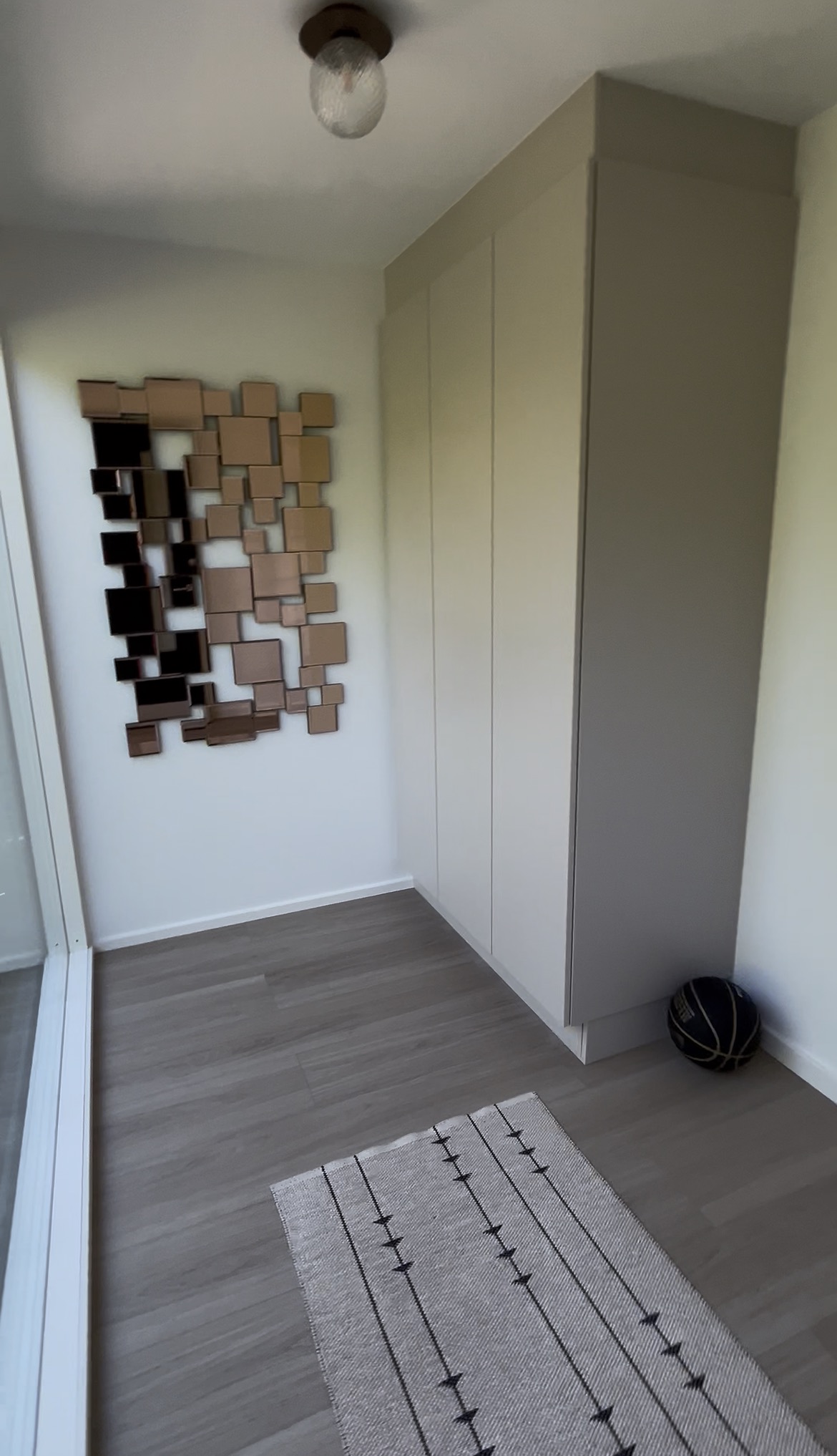 Garderobe i gangen i samme rolige flade