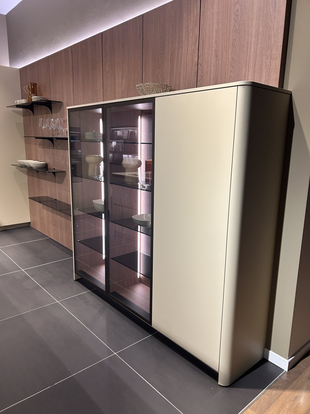 Vitrine med LED-lys i skabet